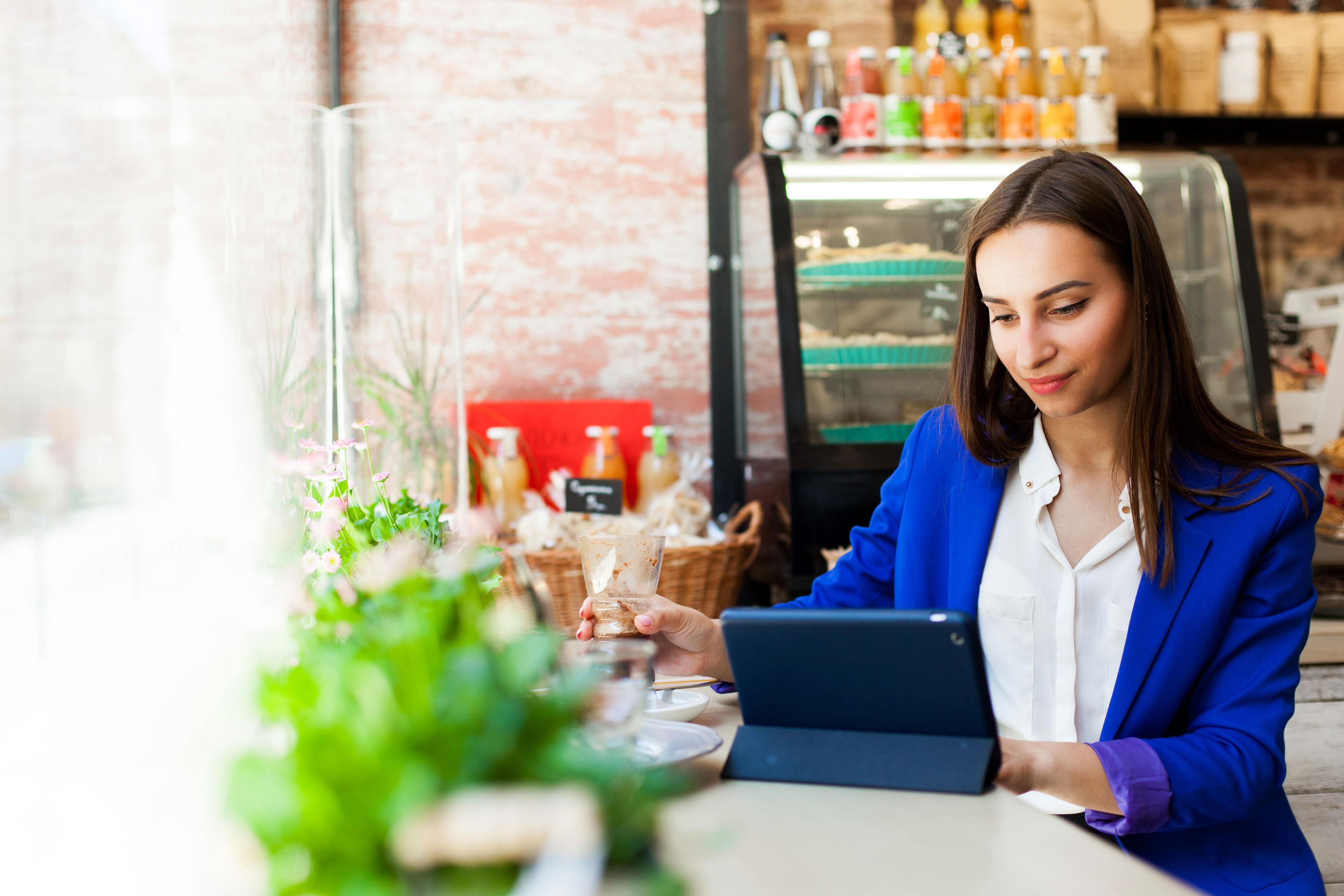 Digital Transformation in the F&B Industry: Unlocking Success with Food Market Hub’s Exclusive E-Book